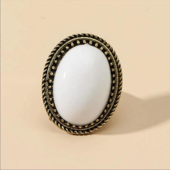 Antique Looking White Stone Ring - Picture 4 of 4